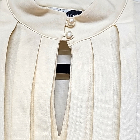 Vtg 80's cream color knit, longsleeve dress. Keyhole neck, pleat front, belted - Picture 5 of 13